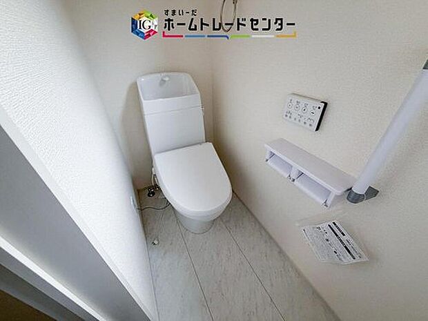 【【トイレ】】暖房機能の付いた便座は冬の寒い日にはあって良かったと本当に思います。もちろん快適で清潔なシャワー機能は標準で備えています。スペースも広くとっているので普段のお掃除もしやすいトイレスペースです。