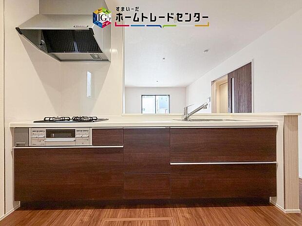 【【システムキッチン】】見栄えもよくお手入れもスムーズに出来ます。豊富な収納力もございますので、キッチンスペースをスッキリとお使い頂けそうです。