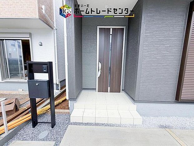【玄関】駐車場横のアプローチを上がると、木目調の高級感のある玄関ドアがございます。玄関を開けると広々とした空間と収納も目の前に!玄関が広い家は入った瞬間から気持ちが良いです。ぜひご自身で確かめて見て下さい。