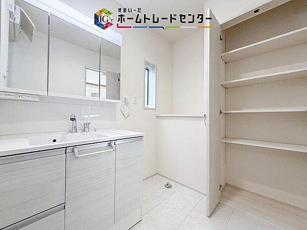 【【洗面所】】収納豊富な洗面所です。朝の忙しい時間でも身だしなみのチェックもここだけで完結できます。もちろん鏡の後ろは充分な収納力を持った収納となっており、視界に入る部分はスッキリと片付きます。