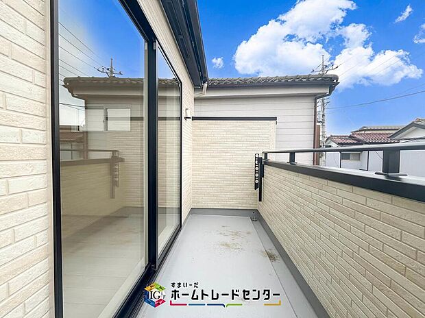 【バルコニー】南面に面したバルコニーはもちろん日当たり良好です。お洗濯物を干していただく際にも楽にできるように奥行きを広くお取りいたしました。明るく、暖かなゆとりあるスペースで快適に家事を行っていただけます。