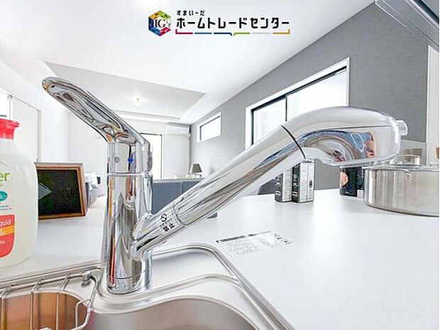 【【浄水器】】浄水カートリッジ内蔵で場所を取らずに見た目もスッキリ。ノズルはシャワーヘッドになっておりお掃除も楽々です。