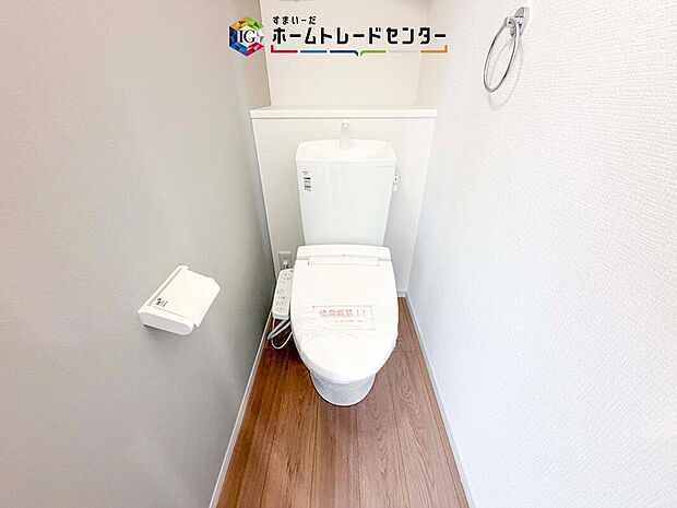 【【トイレ】】暖房機能の付いた便座は冬の寒い日にはあって良かったと本当に思います。もちろん快適で清潔なシャワー機能は標準で備えています。スペースも広くとっているので普段のお掃除もしやすいトイレスペースです。