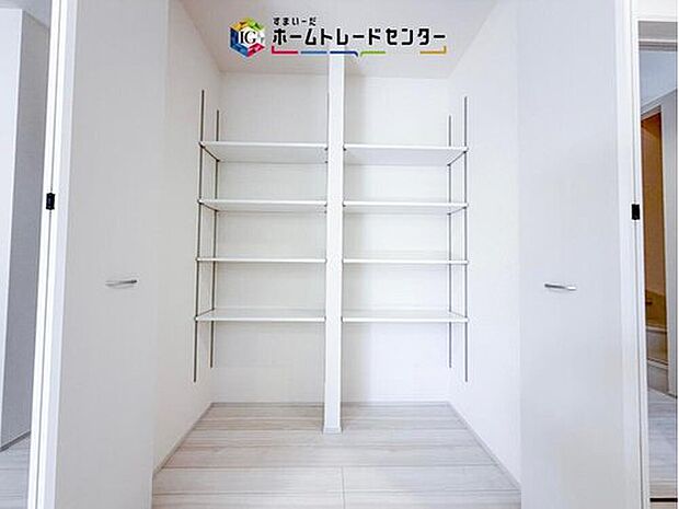 【【リビング収納】】掃除用具や文房具等が収納できるためリビングをスッキリ見せることが出来ます♪また、収納用に家具などを購入する必要がないので、地震が起きても家具が倒れてくる心配もありません。