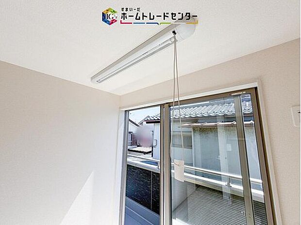 【【室内物干し】】急な雨にも対応できる室内物干しが標準装備のため、バルコニーの屋根を設置するは必要がありません。風の強い日でも気にせずお洗濯ができます。