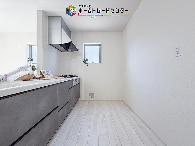 【キッチン】キッチンスペースは家族で作業が出来るよう広めにとりました。みんなで楽しくお料理をすれば、より美味しい食事が創れそうです。そしてお料理好きなお子様が育つかも、もちろん片付けもみんなでできます。