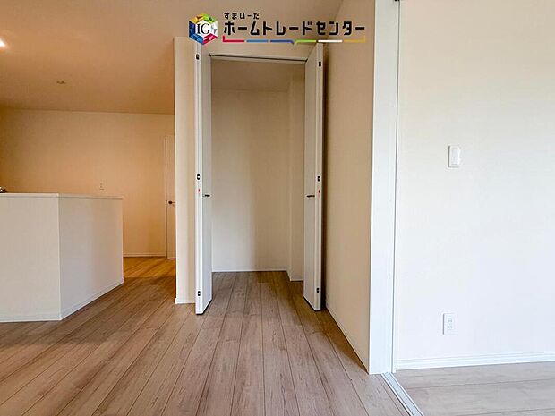 【収納】掃除用具や文房具等が収納できるためリビングをスッキリ見せることが出来ます♪また、収納用に家具などを購入する必要がないので、地震が起きても家具が倒れてくる心配もありません。