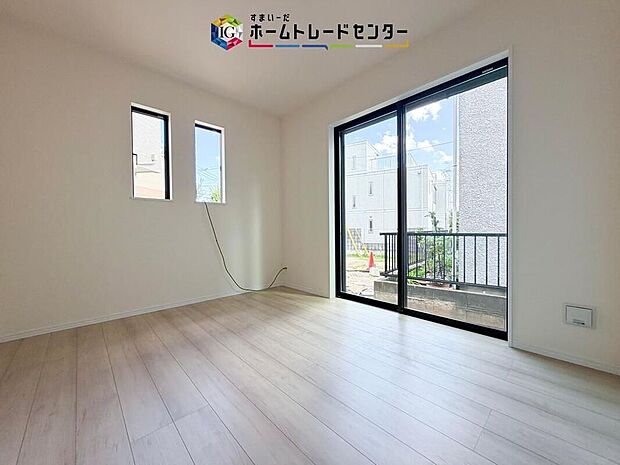 【リビング以外の居室】2面採光の洋室です。窓からの眺望もよくなり視界が広いので、部屋にいても飽きません、そしてもちろん大切なのは明るさと風通し、明るい日差しと心地よい風で自分のお部屋でくつろげる贅沢をご提供します。