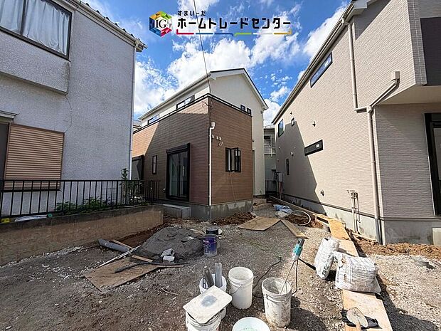 【現地外観写真】全体的に開放感があり、建物自体も開口部を多く設けておりますので、明るさと風通しの良さは自信をもってお勧めできます。両方とも建物の見栄えはもちろん、機能にも大きく影響いたしますので大切なポイントです。