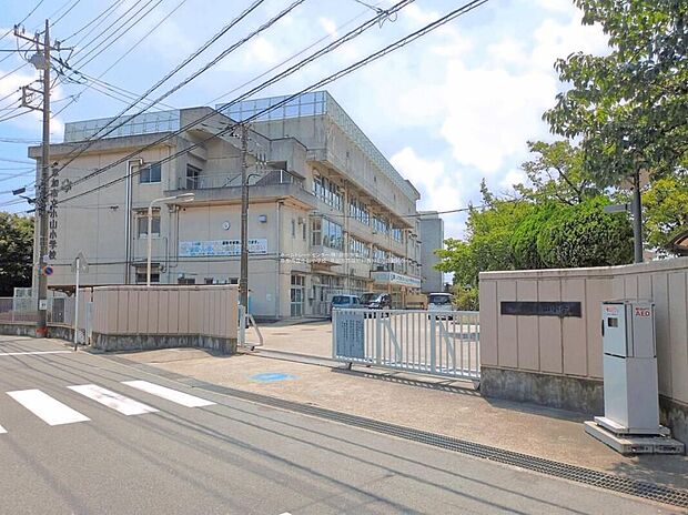 草加市立小山小学校(約850m)