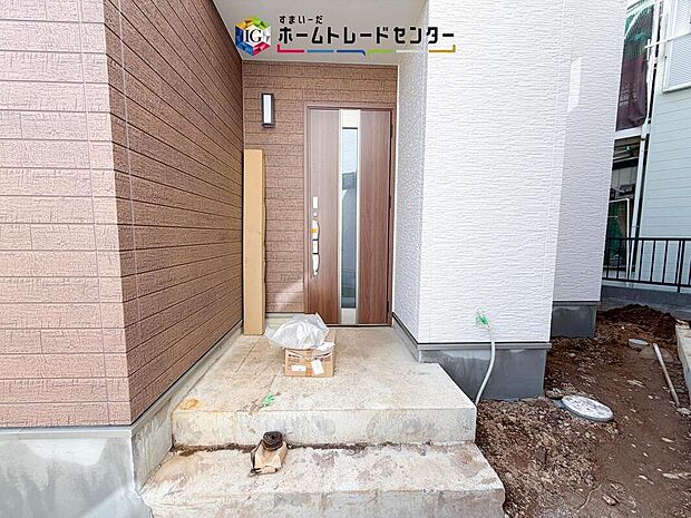 【玄関】駐車場横のアプローチを上がると、木目調の高級感のある玄関ドアがございます。玄関を開けると広々とした空間と収納も目の前に!玄関が広い家は入った瞬間から気持ちが良いです。ぜひご自身で確かめて見て下さい。