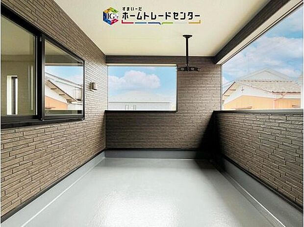 【バルコニー】南面に面したバルコニーはもちろん日当たり良好です。お洗濯物を干していただく際にも楽にできるように奥行きを広くお取りいたしました。明るく、暖かなゆとりあるスペースで快適に家事を行っていただけます。