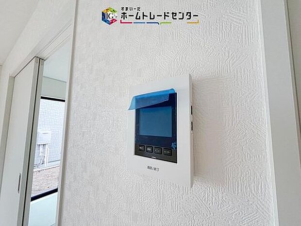 【【TVモニター付きインターホン】】録画機能もあり、どのような人が何時に来訪されたのかが分かります。防犯上はもちろん、お届け物などの把握にも便利です。ライトが付いているので、夜間でも安心です。