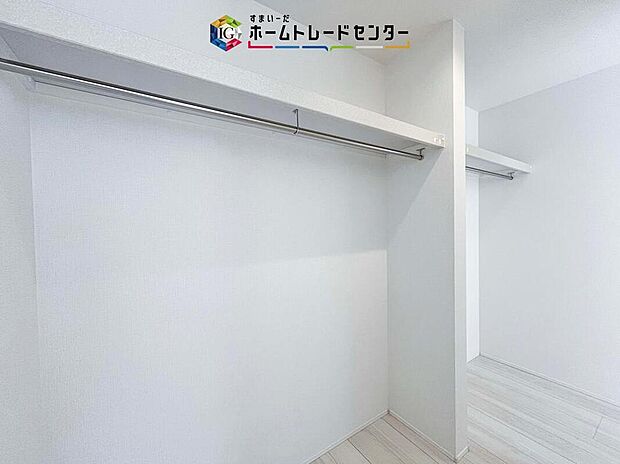 【収納】大容量のウォークインクローゼットです。どなた様でも収納に頭を悩ませたことがあるかと思います。ウォークインクローゼットがございますと一気に解決いたしますし、お部屋を最大限の空間ですっきりお使い頂けます。