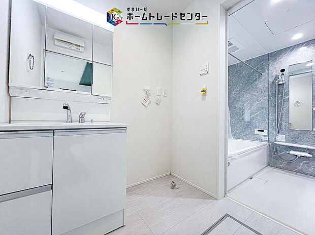 【【洗面台・洗面所】】合わせ鏡が可能な3面鏡です。朝の忙しい時間でもの身だしなみのチェックもここだけで完結できます。もちろん鏡の後ろは充分な収納力を持った収納となっており、視界に入る部分はスッキリと片付きます。