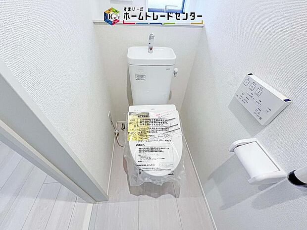 【【トイレ】】暖房機能の付いた便座は冬の寒い日にはあって良かったと本当に思います。もちろん快適で清潔なシャワー機能は標準で備えています。スペースも広くとっているので普段のお掃除もしやすいトイレスペースです。