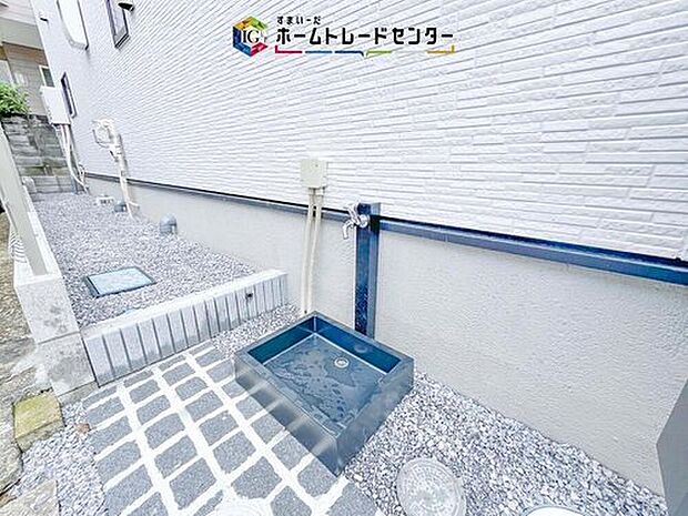 【その他設備】バーベキューなど、お庭でアウトドアを楽しむ方にとっては、外に水栓があれば家の中から水を運び出す手間が省けます。洗車の際にも便利です♪