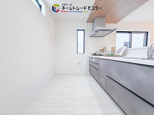 【キッチン】キッチンスペースは家族で作業が出来るよう広めにとりました。みんなで楽しくお料理をすれば、より美味しい食事が創れそうです。そしてお料理好きなお子様が育つかも、もちろん片付けもみんなでできます。