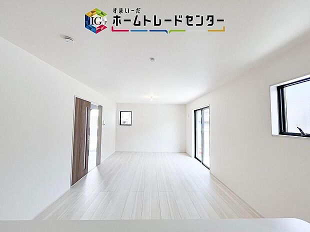 【リビング】人気の対面式キッチン☆お食事の準備をしながらでもご家族とのコミュニケーションを楽しめます♪スライドタイプの収納を採用してますので、奥までしっかりと収納空間を利用できます。取り出しも簡単に♪