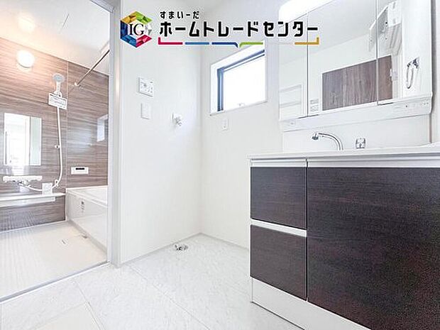 【【洗面台・洗面所】】合わせ鏡が可能な3面鏡です。朝の忙しい時間でもの身だしなみのチェックもここだけで完結できます。もちろん鏡の後ろは充分な収納力を持った収納となっており、視界に入る部分はスッキリと片付きます。