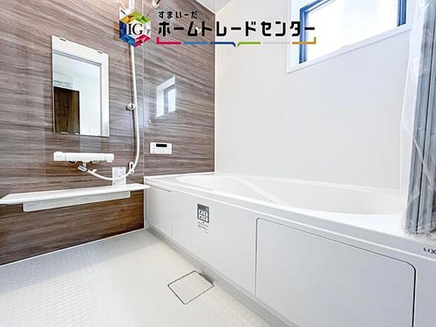 【【浴室】】一坪タイプのユニットバスは、足をしっかりと延ばして一日の疲れを癒すことが可能です。浴室暖房乾燥機も完備しておりますので、カビの心配が無いのはもちろん、雨の日のお洗濯物はお風呂で乾かせます。