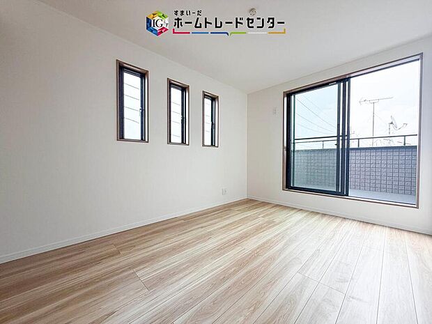 【リビング以外の居室】2面採光の洋室です。窓からの眺望もよくなり視界が広いので、部屋にいても飽きません、そしてもちろん大切なのは明るさと風通し、明るい日差しと心地よい風で自分のお部屋でくつろげる贅沢をご提供します。