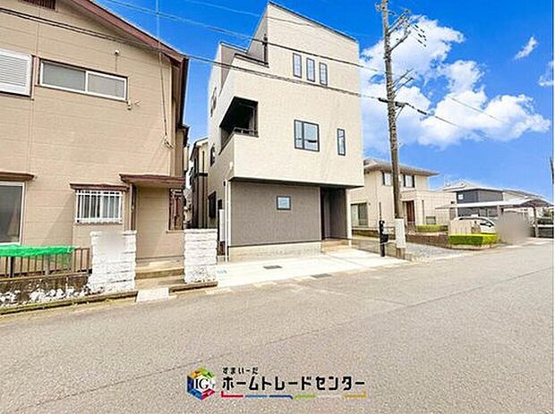 【【敷地内駐車場】】目の届きやすい場所に駐車場があるので安心感があります。また、荷物をたくさん持った状態でも車を降りてすぐ建物内に入ることができ、子どもを持つファミリー世帯にもおすすめです。