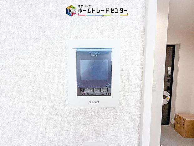 【【TVモニター付きインターホン】】録画機能もあり、どのような人が何時に来訪されたのかが分かります。防犯上はもちろん、お届け物などの把握にも便利です。ライトが付いているので、夜間でも安心です。