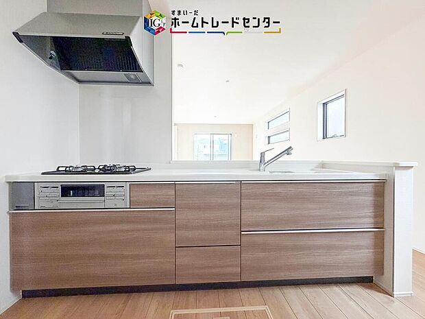 【【システムキッチン】】見栄えもよくお手入れもスムーズに出来ます。豊富な収納力もございますので、キッチンスペースをスッキリとお使い頂けそうです。