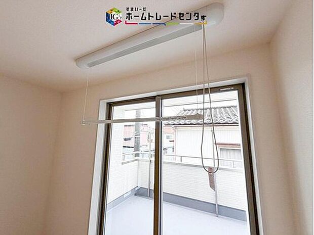 【【室内物干し】】急な雨にも対応できる室内物干しが標準装備のため、バルコニーの屋根を設置するは必要がありません。風の強い日でも気にせずお洗濯ができます。