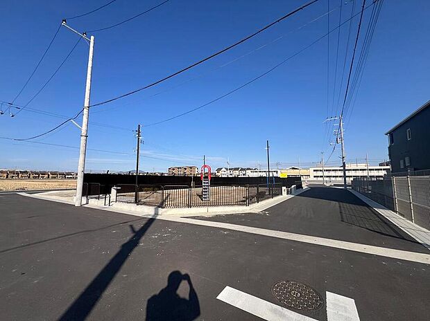 【前面道路含む現地写真】
道路幅は幅員約6m~約6.4m。車の出し入れなどがスムーズに行える、ゆとりある広さです。新たに造成された分譲地ですので、道路は綺麗に舗装されています。