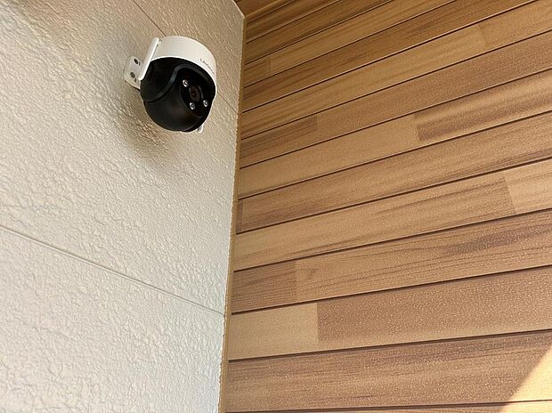 【【防犯カメラ】】屋外カメラでAIが人物を自動で検知して追尾し、フラッシュライト、サイレン、双方向通話で侵入者を威嚇・抑止が可能。また、AIが自動検知した侵入者を追尾して自動録画(記録)を行うことができます