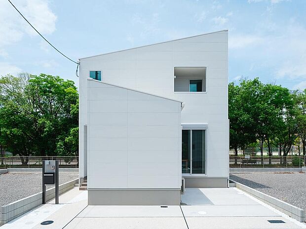 【【当社施工例/外観】】片流れ屋根が印象的な、洗練された佇まい。シャープなフォルムで個性を演出。玄関前に大きめの門袖を設置し、玄関内への視線を遮ります。