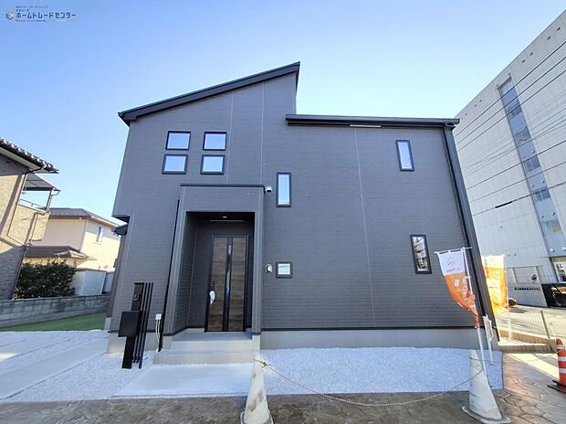 現地外観写真◆シンプルな中にもデザイン性の光るスタイリッシュな外観。毎日の帰宅が楽しみになりそうです。