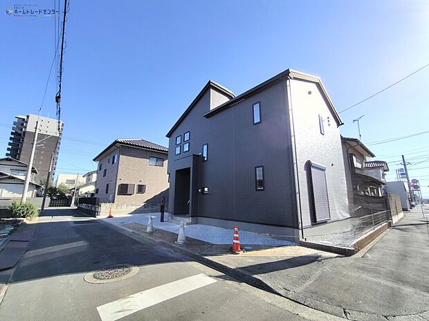 現地外観写真◆シンプルな中にも洗練されたデザインと落ち着きのある色調が高級感を演出。