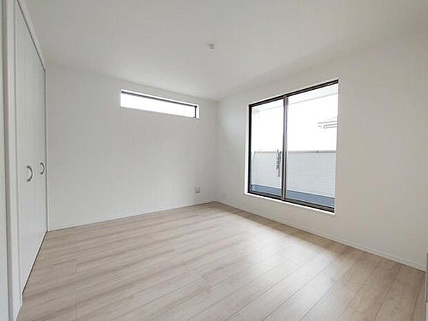 ◆B号棟 2階7帖
2つの窓から光が差し込む、明るいお部屋。