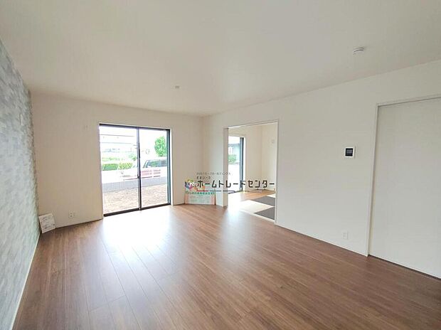 【リビング】3号棟◆南向きの大きな窓からは明るい陽射しがたっぷり入るので、夜まで照明いらずで過ごせます♪