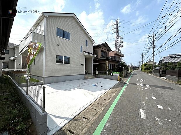 【前面道路含む現地写真】◆平日・お仕事帰りなど、いつでもご案内させていただきます!デザイン・目に見える設備面も大切ですが、耐震構造で地震に強い家の為、次代へ繋ぐ強固な住宅です。