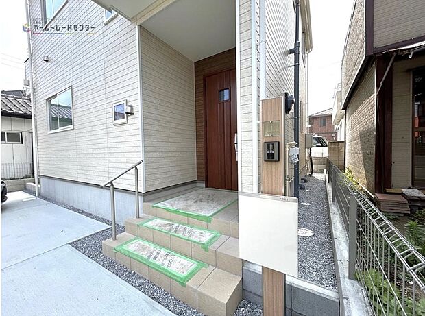 【玄関】◆TVモニター付きインターホンはカラーモニターで来訪者もひとめで分かります♪留守の間の来訪者が確認できる嬉しい録画機能付き!お子様が一人で留守番の間も安心です。