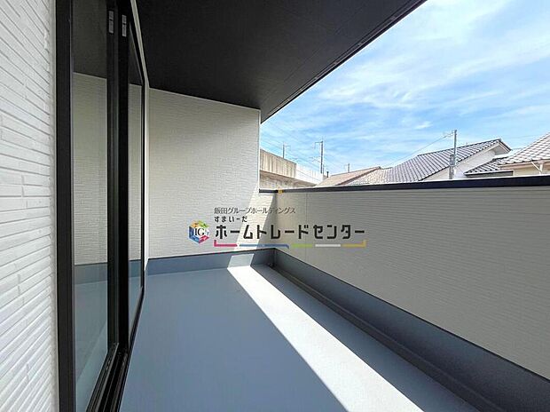 【バルコニー】◆南向きのバルコニーの前には雲以外に太陽を遮るものがありません。お洗濯物も乾きやすく、何より明るく気持ちのいい光が入ってきます。