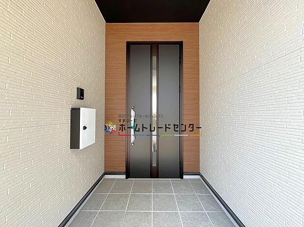 【玄関】◆住む人のこだわりが詰まった、洗練されたデザインの玄関。訪れる人を優しく迎え入れ、住まいの顔として個性を際立たせます。毎日帰宅するのが楽しみになるような心地よい空間を演出します。
