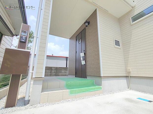 【玄関】◆ご家族やご友人が訪れた際にも、きっと喜んでいただける、広々とした玄関です。理想の暮らしを、ここから育んでいきませんか。