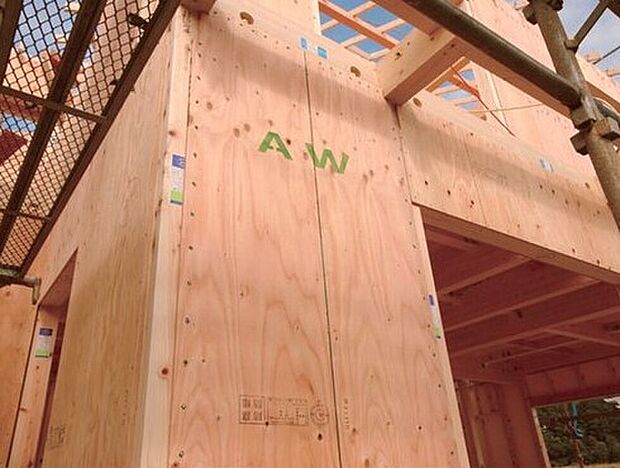 【「オリジナル耐力壁パネル」で特許を取得】壁倍率5.0倍は国土交通省が定める数値内の最高値で、通常の合板による壁倍率2.5倍の2倍の強度となっています。