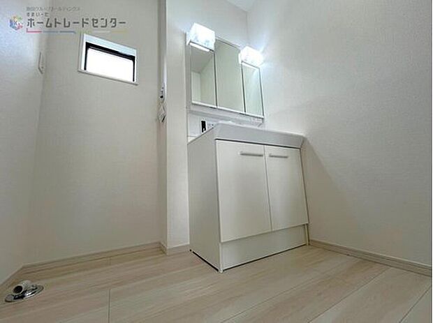 【洗面所】◆洗面スペースはお掃除やメンテナンスが楽にできる様に設計されております。ドラム式の洗濯機を配置しても十分なスペースを確保した設計となっております。