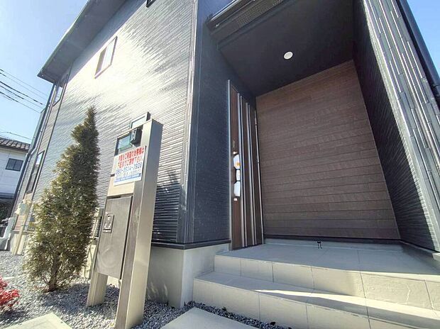 【現地外観写真】◆TVモニター付きインターホンはカラーモニターで来訪者もひとめで分かります♪留守の間の来訪者が確認できる嬉しい録画機能付き！