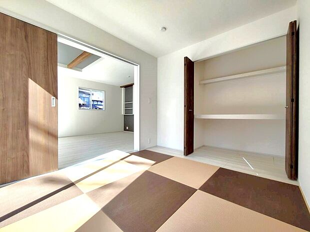 【リビング以外の居室】◆リビングと隣接する洋風和室は、来客時やお子様を寝かせるスペースなど活用は様々です♪