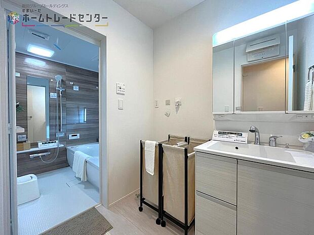 【洗面台・洗面所】3号棟◆洗面スペースはお掃除やメンテナンスが楽にできる様に設計されております。ドラム式の洗濯機を配置しても十分なスペースを確保した設計となっております。