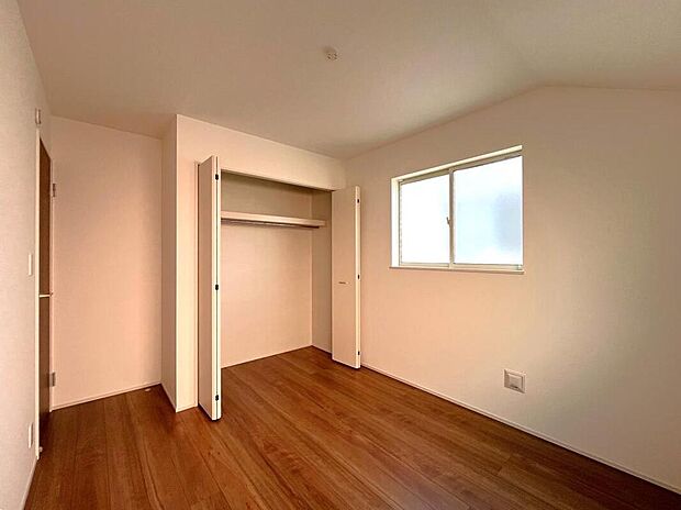 【リビング以外の居室】◆窓が2か所あるので風通しも良く、陽当たりもたっぷり確保した部屋になっています♪