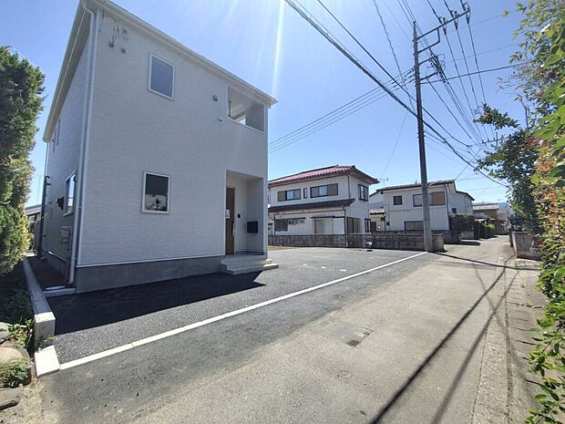 【前面道路含む現地写真】周辺は交通量の少ない生活道路なので小さなお子様がいても安心です

