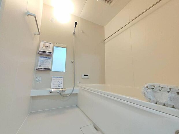 【浴室】1号棟◆浴室は1坪以上の広さで足を伸ばしてゆっくりと浸かることができます。また浴室暖房乾燥機を搭載しているので入浴後の湿気も排出できます。